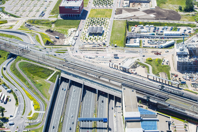 909172 Luchtfoto van het N.S.-station Utrecht Leidsche Rijn boven de noordelijke tunnelingang van de A2 te Utrecht. ...